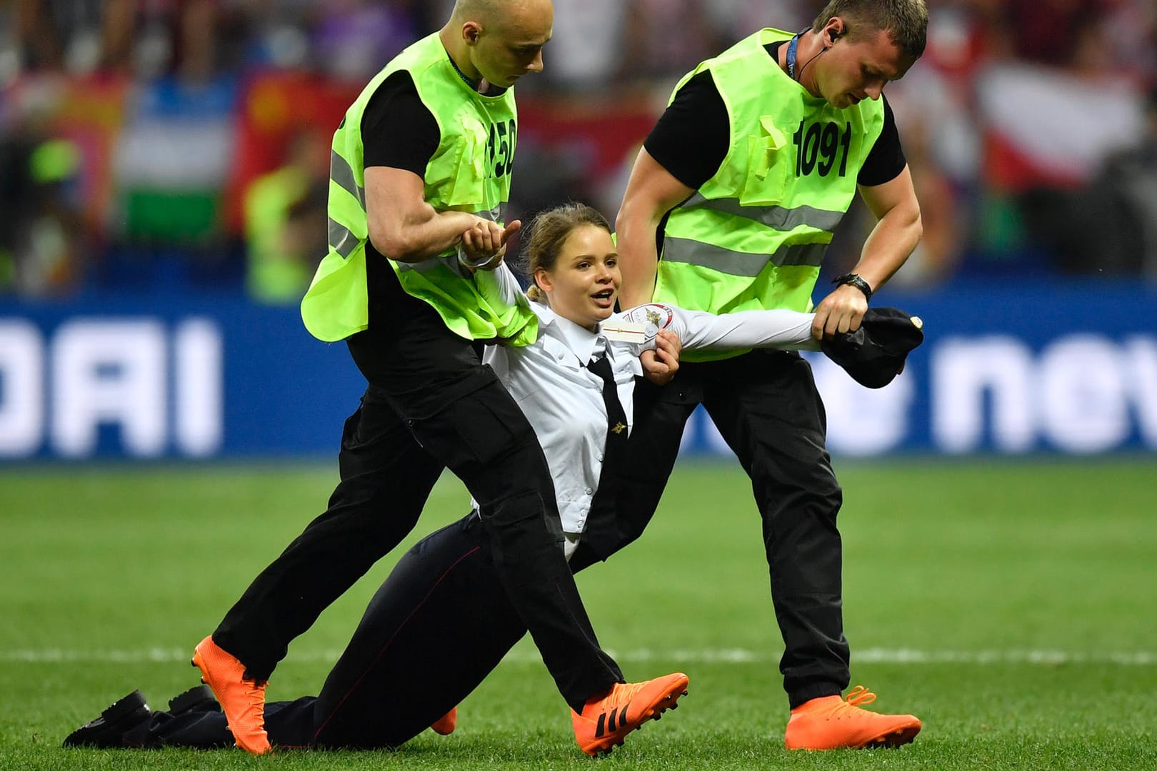 Flitzerin beim WM-Endspiel: Veronika Nikulschina wird von Ordnungsleuten vom Spielfeld getragen.