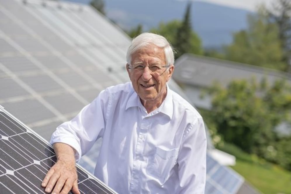 Der Öko-Visionär und langjährige "Report"-Moderator Franz Alt auf dem Dach seines Hauses mit Solaranlage.
