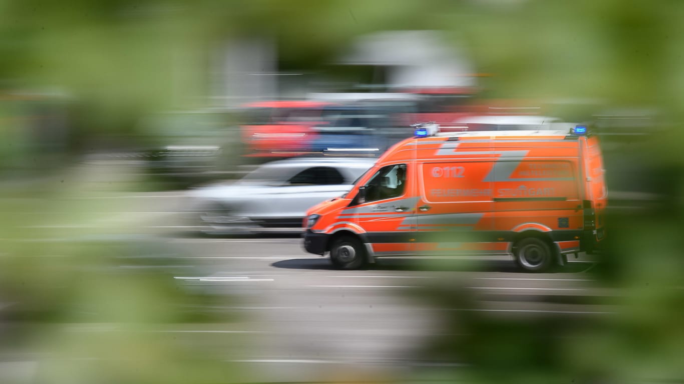 Ein Rettungswagen eilt herbei: Zwei Studenten wurden bei einer Explosion in Darmstadt verletzt.