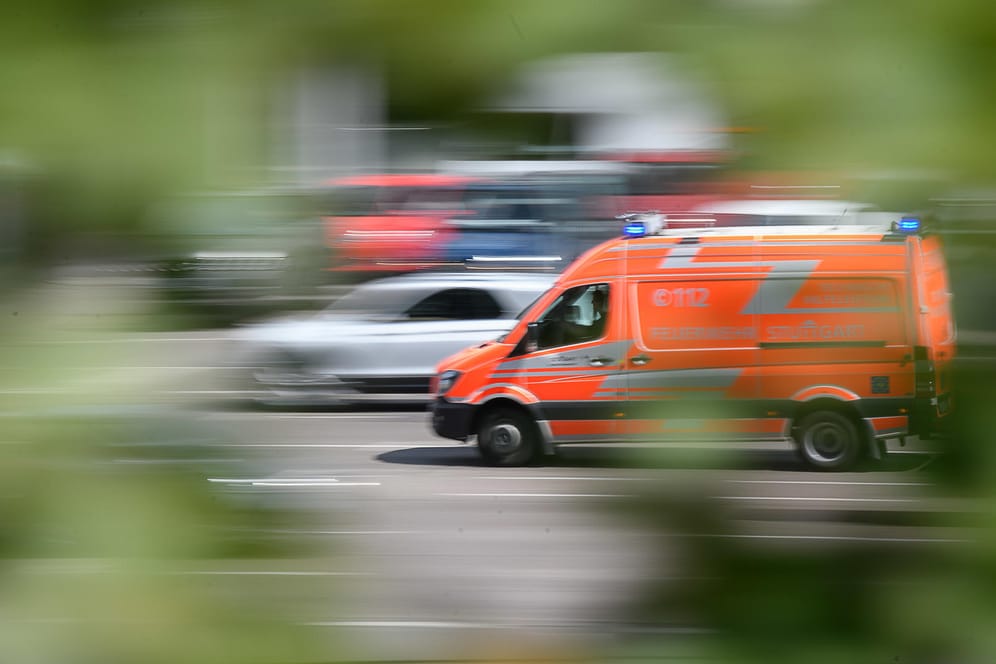 Ein Rettungswagen eilt herbei: Zwei Studenten wurden bei einer Explosion in Darmstadt verletzt.