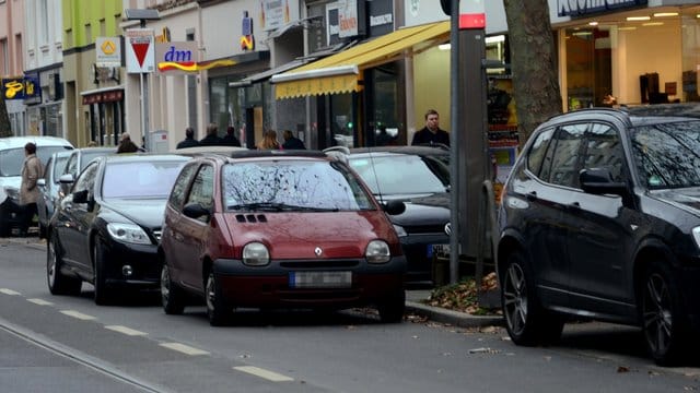 Warnblinker an und für eine Erledigung kurz auf der Fahrbahn stehen bleiben? Das Parken in zweiter Reihe ist generell verboten. Warnblinker an und für eine Erledigung kurz auf der Fahrbahn stehen bleiben? Das Parken in zweiter Reihe ist generell verboten.