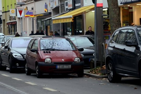Warnblinker an und für eine Erledigung kurz auf der Fahrbahn stehen bleiben? Das Parken in zweiter Reihe ist generell verboten.