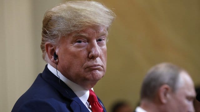 "Die Fake News drehen durch!" - US-Präsident Donald Trump hält die Kritik an seinem Treffen mit Wladimir Putin für grundfalsch. "Die Fake News drehen durch!" - US-Präsident Donald Trump hält die Kritik an seinem Treffen mit Wladimir Putin für grundfalsch.