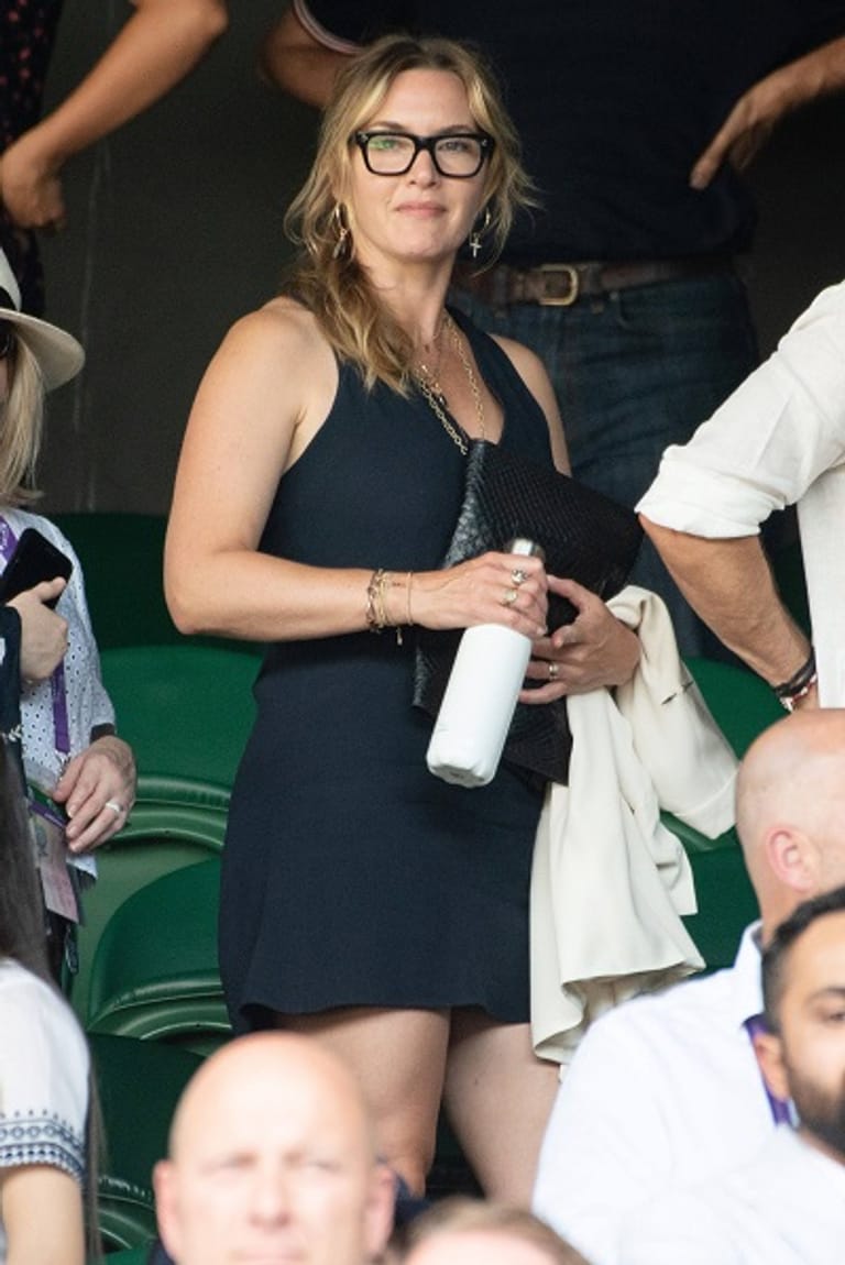 Gut gelaunt in Wimbledon: Mit Brille auf der Nase und kaum geschminkt genoss Kate Winslet den Moment.