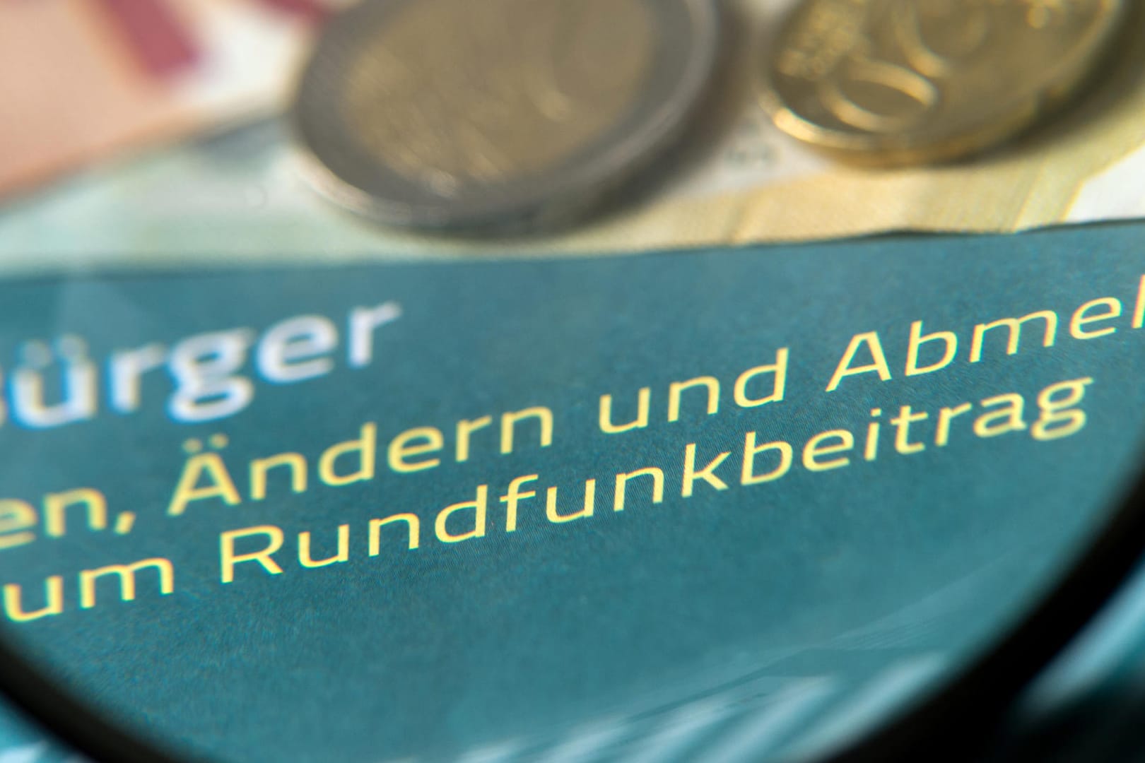Infobroschüre zum Rundfunkbeitrag: Seit der Reform 2013 gibt es Streit um die unbeliebte Abgabe.