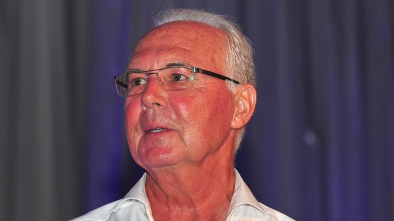 Franz Beckenbauer freut sich für Frankreichs Trainer Didier Deschamps.