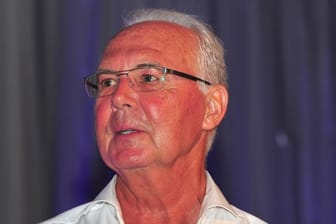 Franz Beckenbauer freut sich für Frankreichs Trainer Didier Deschamps.