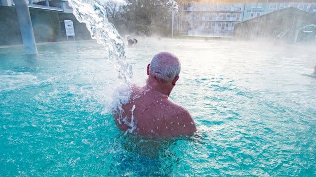 Ein Kurgast in der Europatherme im bayerischen Bad Füssing.