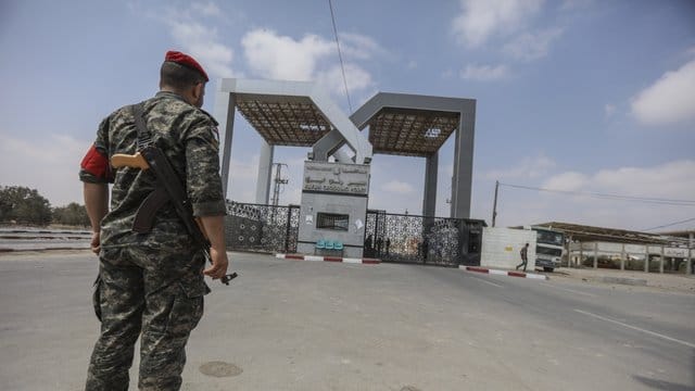 Palästinensische Sicherheitskraft an einem Grenzübergang im südlichen Gazastreifen. Palästinensische Sicherheitskraft an einem Grenzübergang im südlichen Gazastreifen.