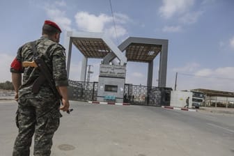Palästinensische Sicherheitskraft an einem Grenzübergang im südlichen Gazastreifen.