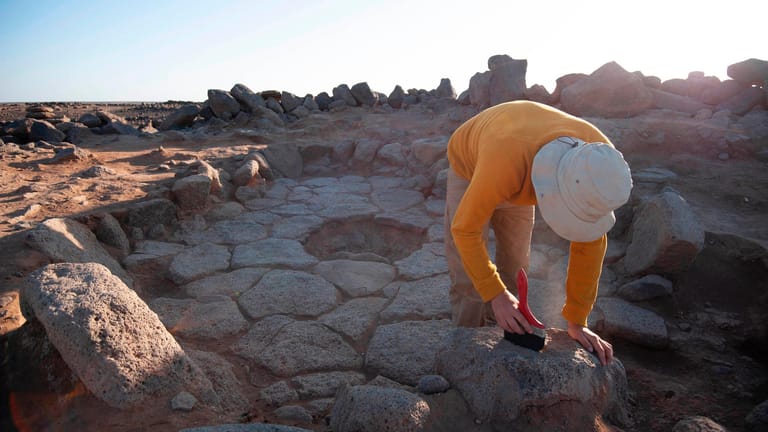 Ein Archäologe an der Grabungsstätte Shubayqa 1 in Jordanien: Der Wunsch nach mehr Brot hat die Entwicklung des Ackerbaus womöglich erst in Gang gesetzt.