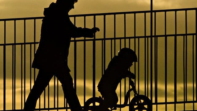 Wenn Alleinerziehende keinen Unterhalt vom anderen Elternteil bekommen, schießt der Staat Geld vor. Wenn Alleinerziehende keinen Unterhalt vom anderen Elternteil bekommen, schießt der Staat Geld vor.