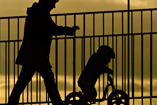 Wenn Alleinerziehende keinen Unterhalt vom anderen Elternteil bekommen, schießt der Staat Geld vor.