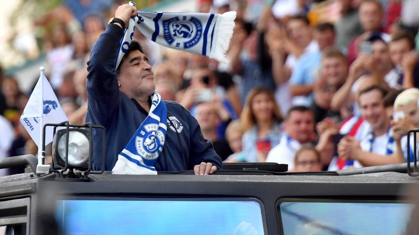 Diego Maradona bei seiner "Einfahrt" ins Stadion des FC Dinamo Brest: Die Fans bereiteten ihm einen begeisterten Empfang.