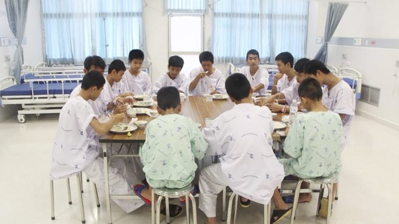 Die geretteten Jungen in einem Krankenhaus in Chiang Rai.