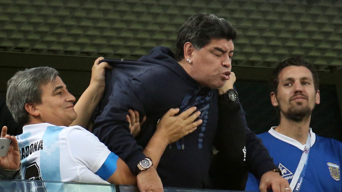 Vollkommen außer sich: Diego Maradona auf der Tribüne beim WM-Vorrunden-Spiel Nigeria gegen Argentinien.