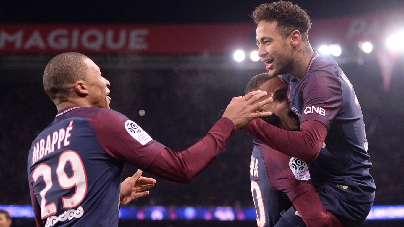 Jubeln wohl weiter zusammen bei PSG: Mbappé (li.) und Neymar.