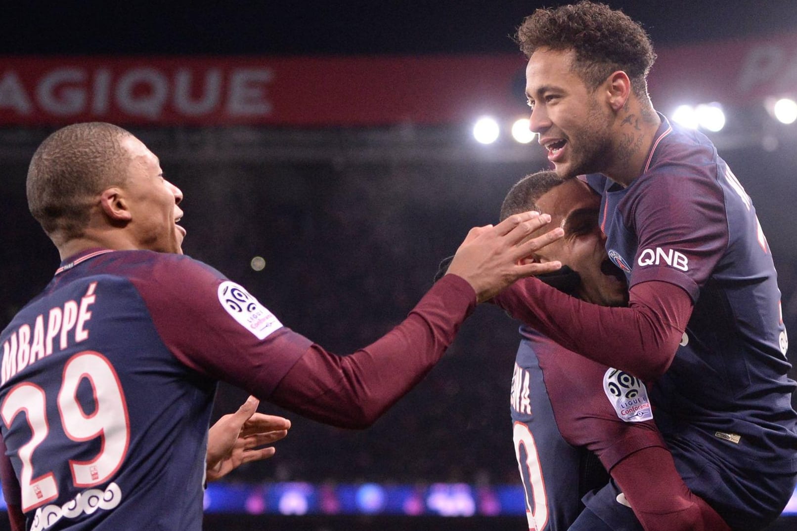 Jubeln wohl weiter zusammen bei PSG: Mbappé (li.) und Neymar.