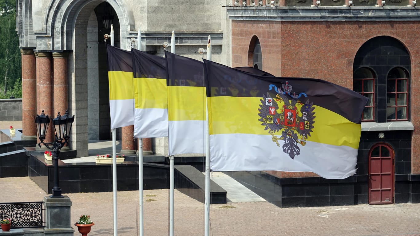 Die schwarz-gelb-weißen Fahnen des russischen Zarenreiches wehen vor der Kirche-auf-dem-Blut: Sie steht an der Stelle, an der der Zar und seine Familie erschossen wurden.