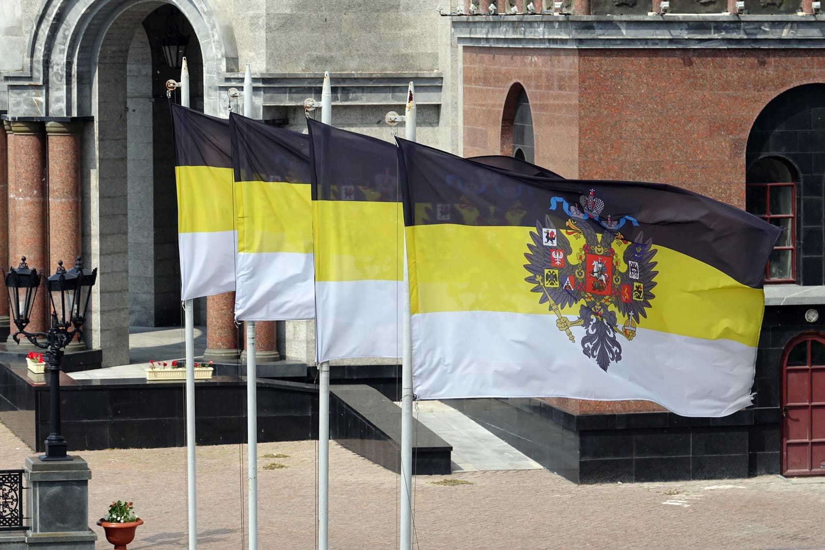 Die schwarz-gelb-weißen Fahnen des russischen Zarenreiches wehen vor der Kirche-auf-dem-Blut: Sie steht an der Stelle, an der der Zar und seine Familie erschossen wurden.