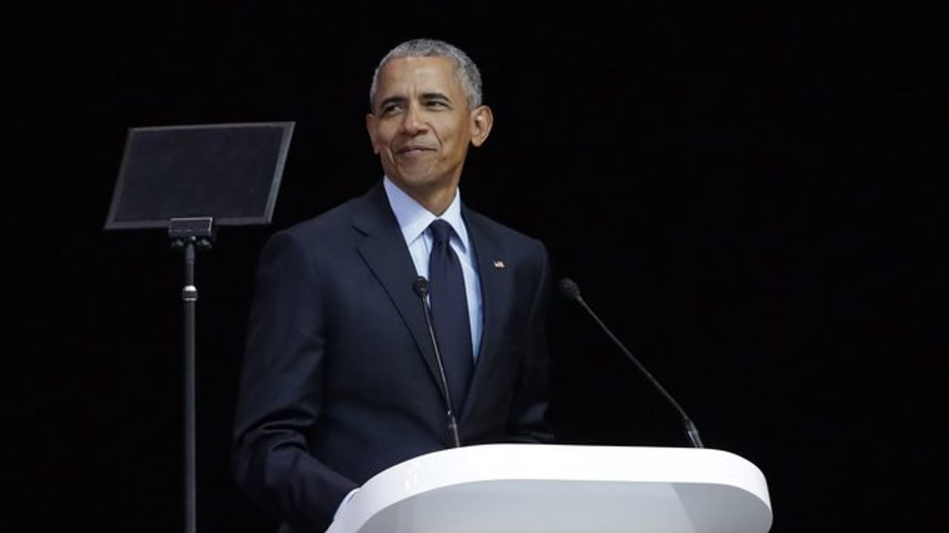 Barack Obama hält auf der Bühne im Wanderers Stadium in Johannesburg eine Rede zui Ehren von Nelson Mandela.