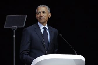 Barack Obama hält auf der Bühne im Wanderers Stadium in Johannesburg eine Rede zui Ehren von Nelson Mandela.