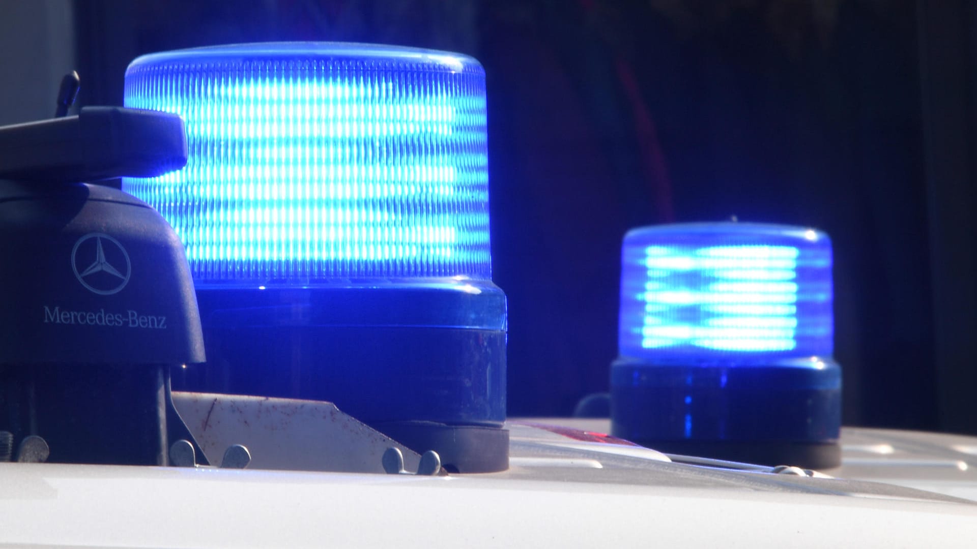 Blaulichter auf den Dächern von Polizeifahrzeugen: Noch war offen, ob die Leiche obduziert werden wird. (Symbolbild) Blaulichter auf den Dächern von Polizeifahrzeugen: Noch war offen, ob die Leiche obduziert werden wird. (Symbolbild)