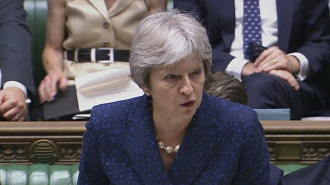 Großbritanniens Premierministerin Theresa May spricht im Parlament in London.