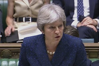 Großbritanniens Premierministerin Theresa May spricht im Parlament in London.