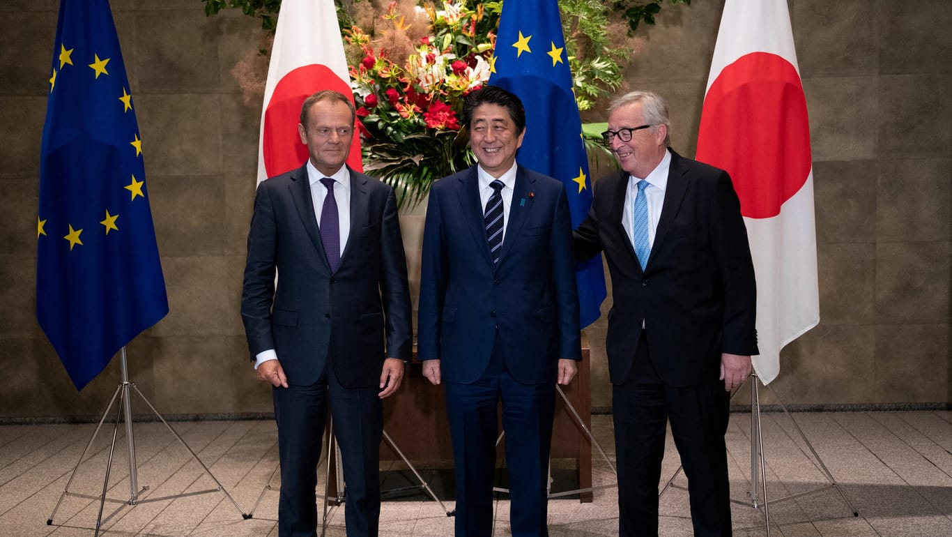 Japans Premierminister Shinzo Abe (M.) mit den EU-Vertretern Donald Tusk (l.) und Jean-Claude Juncker: "Das ist ein hoffnungsvolles Signal".