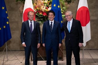 Japans Premierminister Shinzo Abe (M.) mit den EU-Vertretern Donald Tusk (l.) und Jean-Claude Juncker: "Das ist ein hoffnungsvolles Signal".