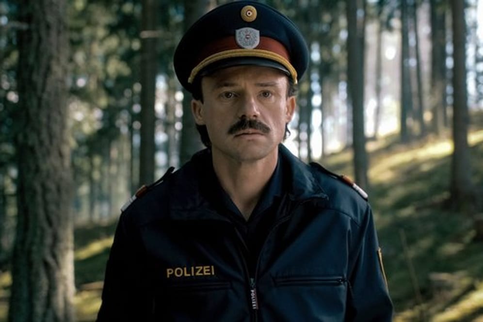 Der Provinzpolizisten Hannes Muck (Gerhard Liebmann) muss einen Mord aufklären.