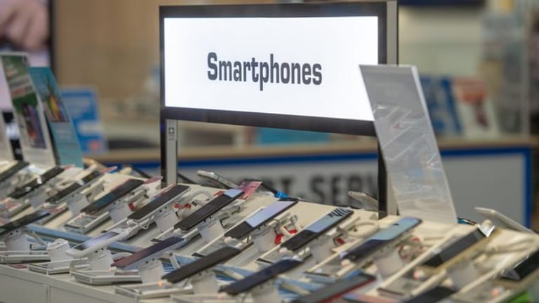 Smartphones in einem Geschäft: Wer heute einen Kombitarif bucht, kann draufzahlen, als wenn er das Smartphone einzeln kauft.