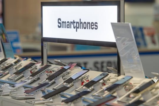 Smartphones in einem Geschäft: Wer heute einen Kombitarif bucht, kann draufzahlen, als wenn er das Smartphone einzeln kauft.