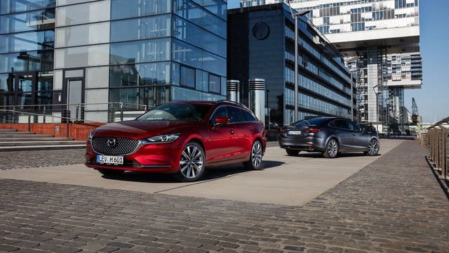 Egal ob als Kombi (links) oder Viertürer - die Preise für den neuen Mazda6 beginnen bei 27. Egal ob als Kombi (links) oder Viertürer - die Preise für den neuen Mazda6 beginnen bei 27.
