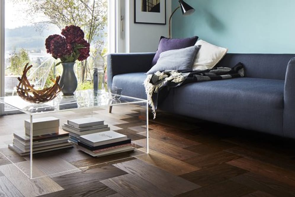 Für einen Parkettboden im Wohnzimmer können auch weichere Holzarten zum Einsatz kommen.