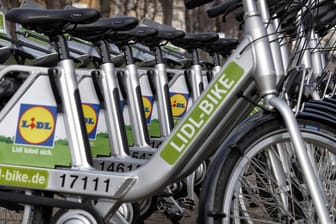 Leihräder von Lidl in Berlin: Der Auslastungsgrad einer Wohnung, eines Werkzeugs oder eben eines Fahrrads steigt, wenn geteilt. Das ist effizient und – super kapitalistisch.
