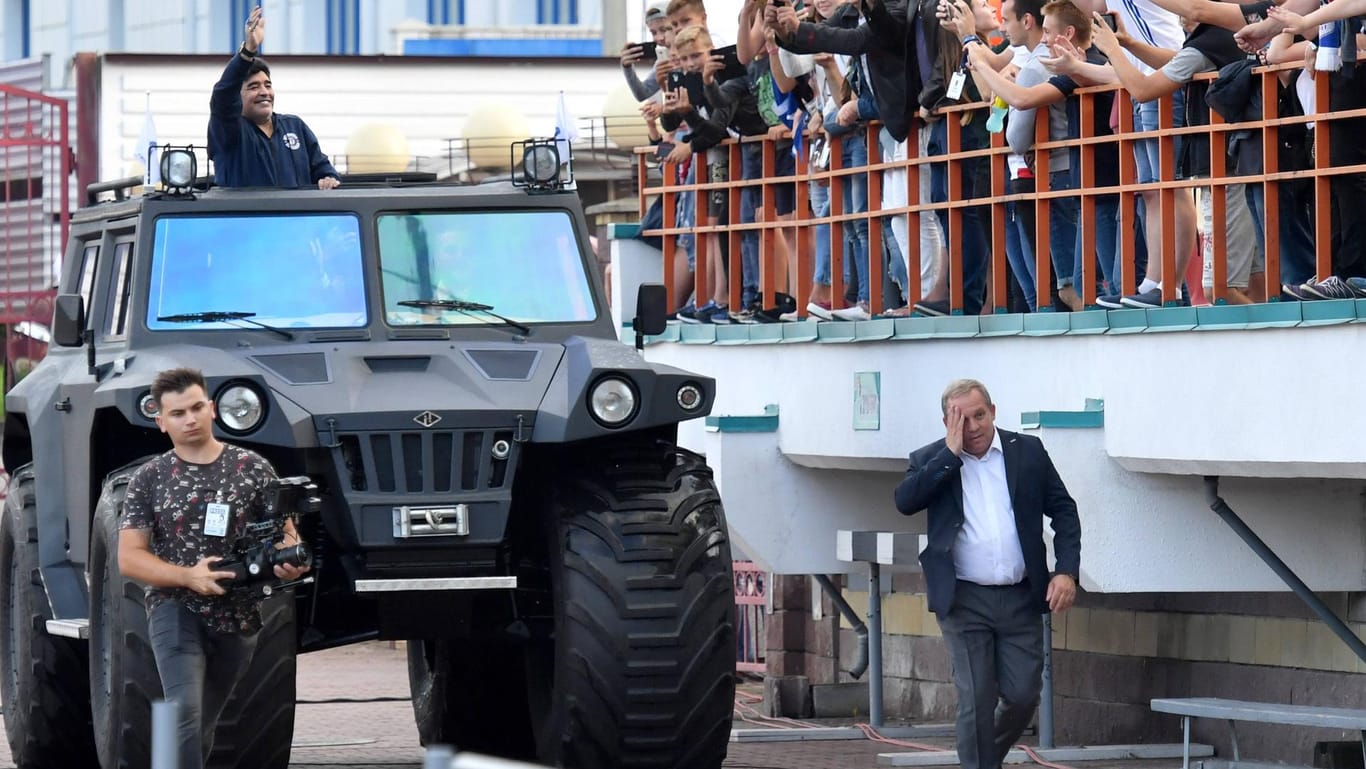 Diegomobil: Maradona im Hummer vor jubelnden Fans in Brest.