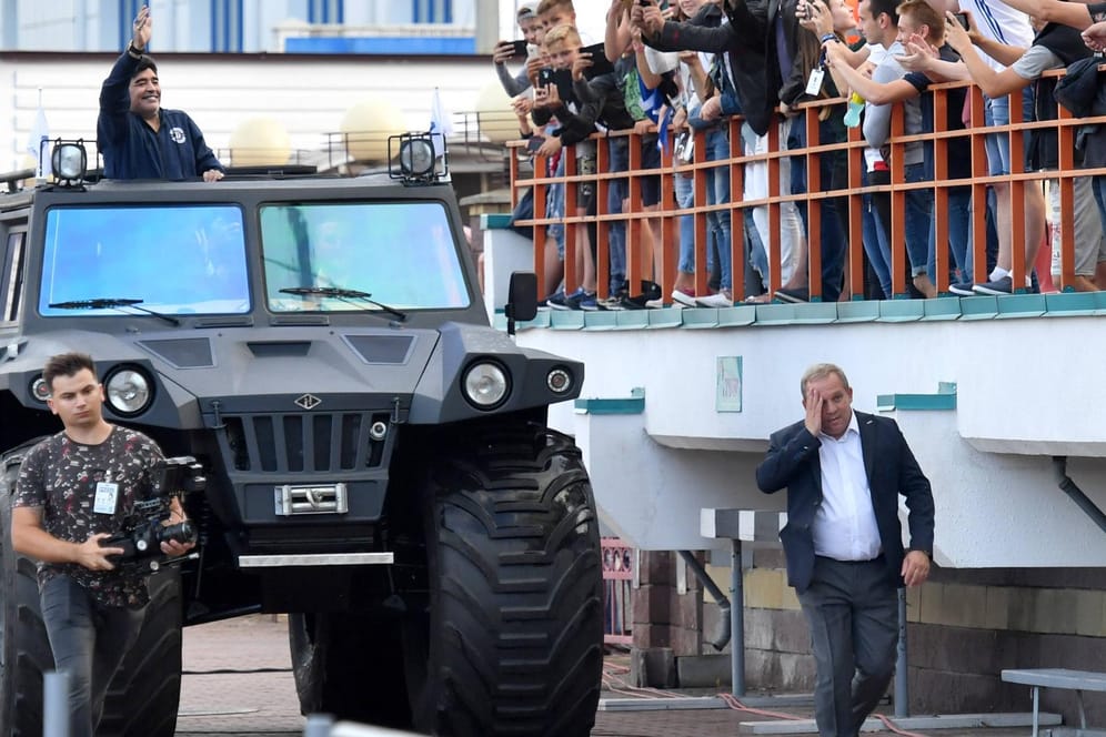 Diegomobil: Maradona im Hummer vor jubelnden Fans in Brest.
