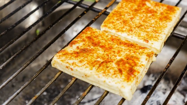 Grillkäse kann - anders als etwa Feta - beim Grillen direkt auf den Rost gelegt werden.