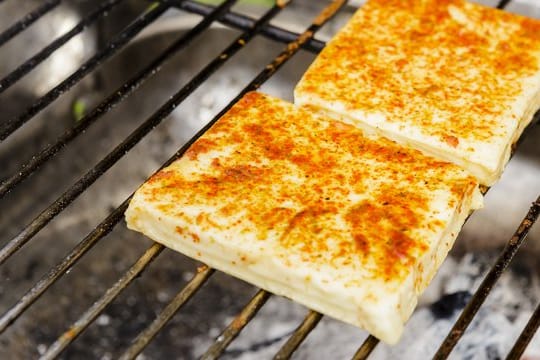 Grillkäse kann - anders als etwa Feta - beim Grillen direkt auf den Rost gelegt werden.