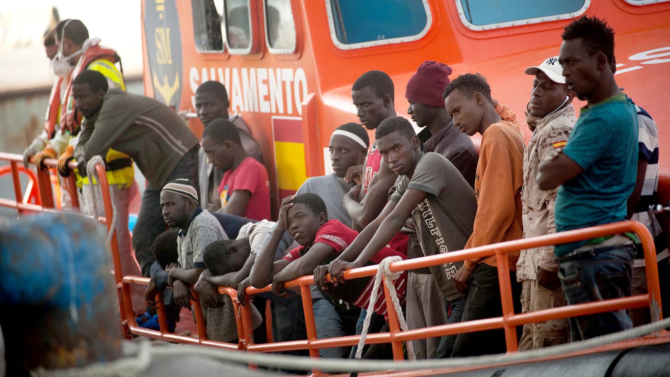 Migranten bei ihrer Ankunft im spanischen Malaga: Insgesamt kamen bis Mitte Juli etwa 51.000 Menschen über das Mittelmeer nach Europa.