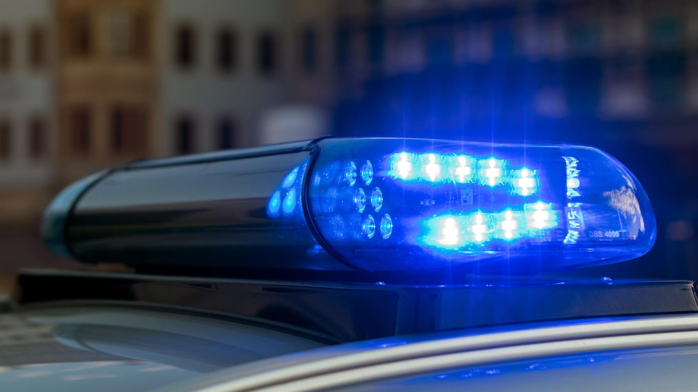 Das Blaulicht auf einem Polizeifahrzeug (Symbolbild): Die Ermittler stehen vor einem Rätsel.