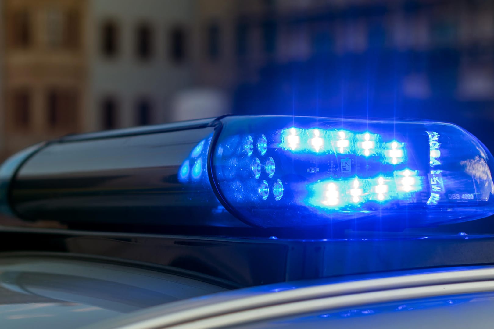 Das Blaulicht auf einem Polizeifahrzeug (Symbolbild): Die Ermittler stehen vor einem Rätsel.