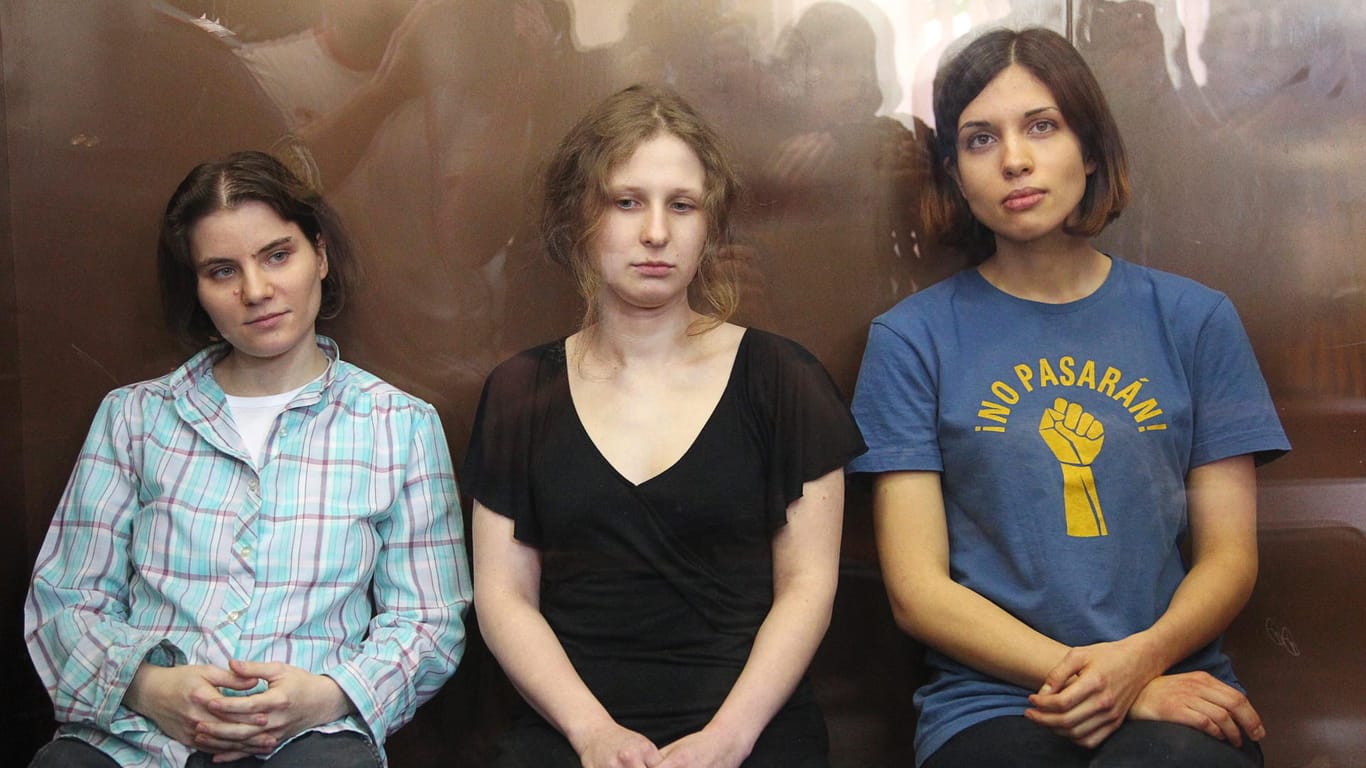 Nadeschda Tolokonnikowa (rechts), Maria Aljochina (mittig) und Jekaterina Samuzewitsch von Pussy Riot (Archivbild): Während ihrer Verurteilung im Jahr 2012 saßen sie hinter einer Glasscheibe.