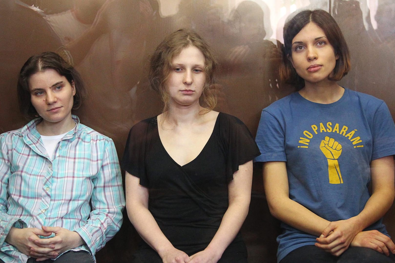 Nadeschda Tolokonnikowa (rechts), Maria Aljochina (mittig) und Jekaterina Samuzewitsch von Pussy Riot (Archivbild): Während ihrer Verurteilung im Jahr 2012 saßen sie hinter einer Glasscheibe.