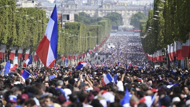 Stundenlang harrten die Menschen auf den Champs-Élysées aus um dann nur einen kurzen Blick auf die Weltmeister werfen zu können. Stundenlang harrten die Menschen auf den Champs-Élysées aus um dann nur einen kurzen Blick auf die Weltmeister werfen zu können.