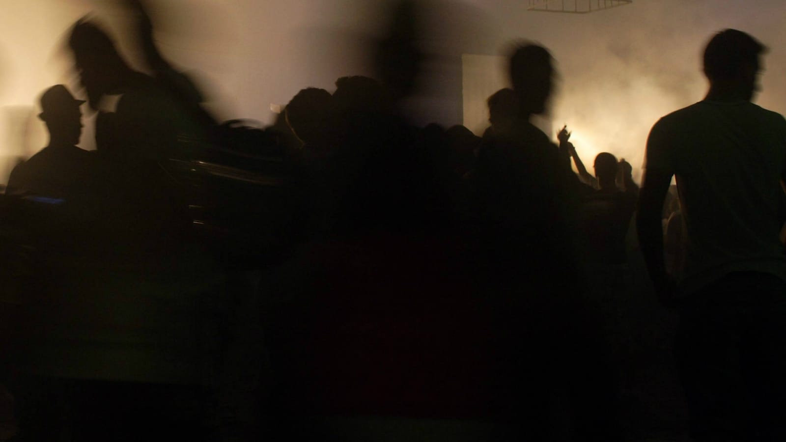 Eine tanzende Menge: Der Trassenrave soll im August wieder Liebhaber der elektronischen Tanzmusik zum Mirker Bahnhof locken. Eine tanzende Menge: Der Trassenrave soll im August wieder Liebhaber der elektronischen Tanzmusik zum Mirker Bahnhof locken.