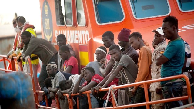 Flüchtlinge kommen auf einem Rettungsboot im Hafen von Malaga an.