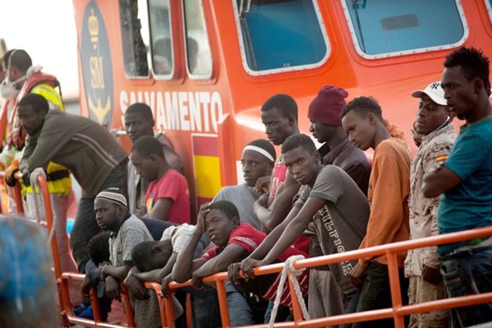 Flüchtlinge kommen auf einem Rettungsboot im Hafen von Malaga an.